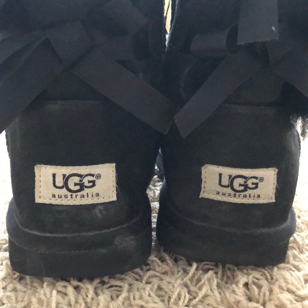 UGG BLACK BOW TIES SIZE 6